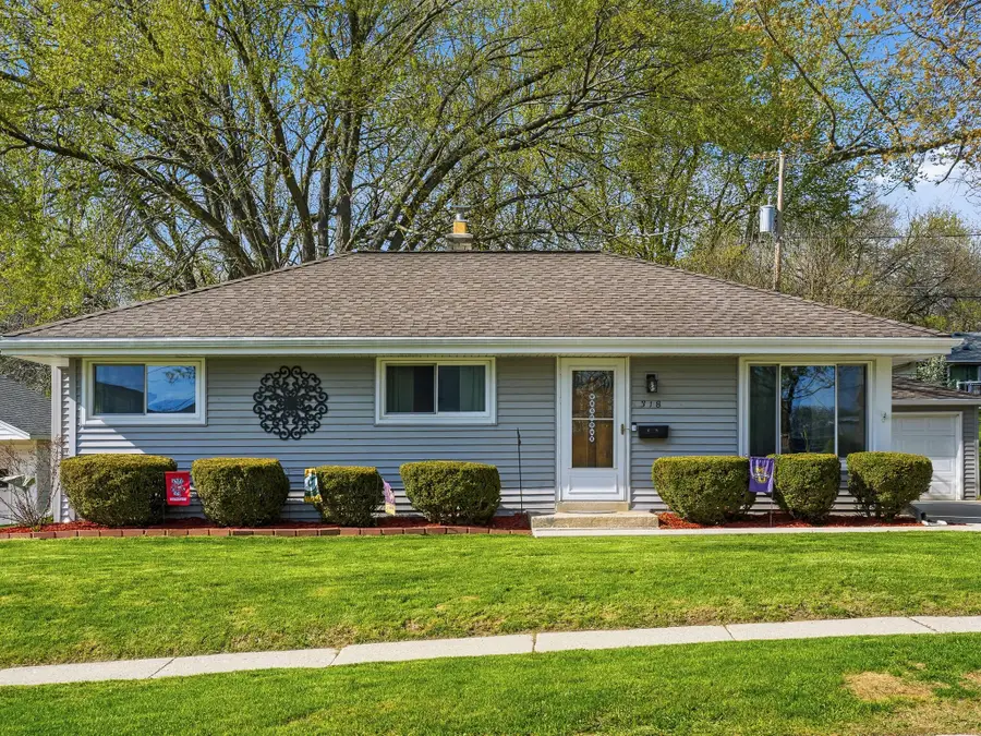 318 Dodie Dr, Waukesha, WI 53189 - #2