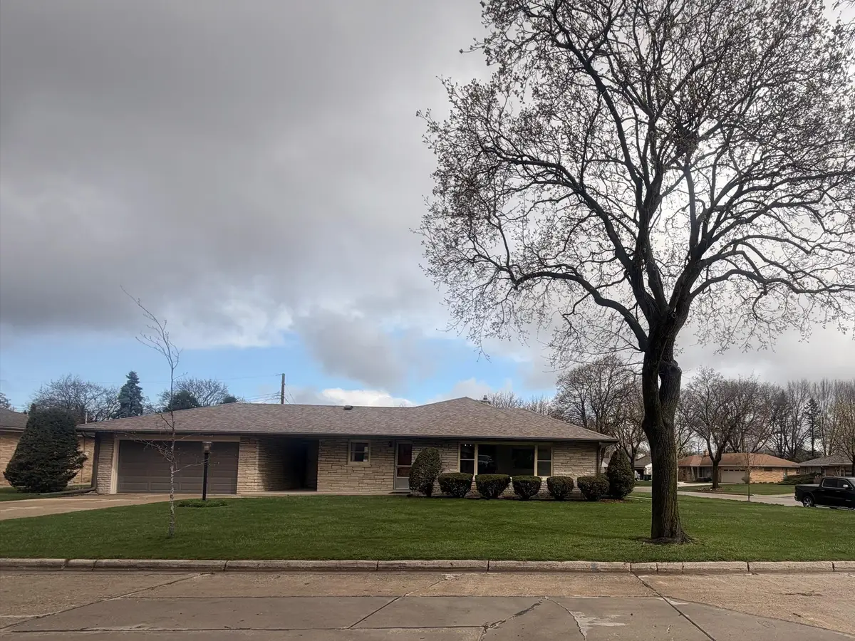 3033 S Stratton Dr, West Allis, WI 53219 - #1