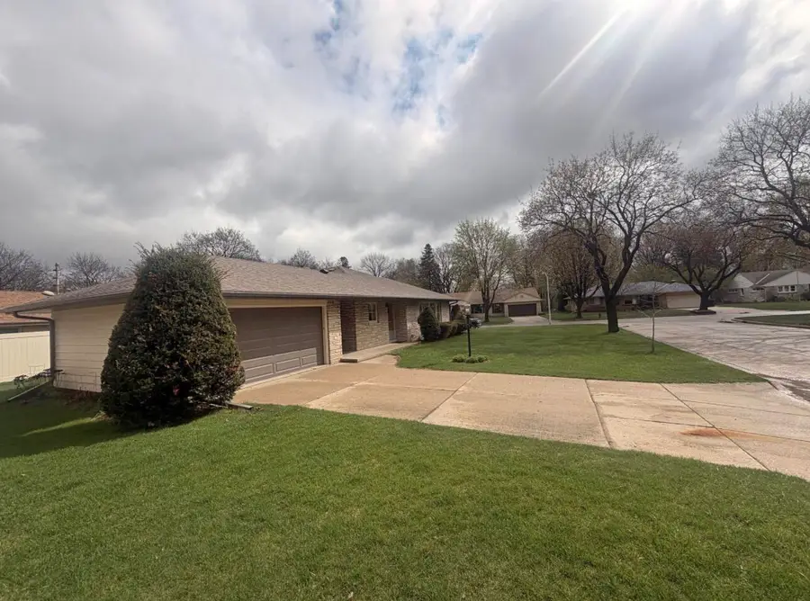 3033 S Stratton Dr, West Allis, WI 53219 - #2