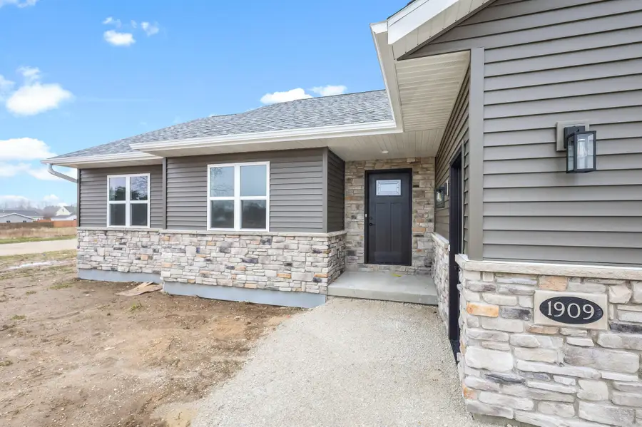 1909 Summit St, Manitowoc, WI 54220 - #3