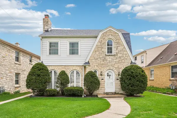 5813 W Filmore Dr, West Allis, WI 53219