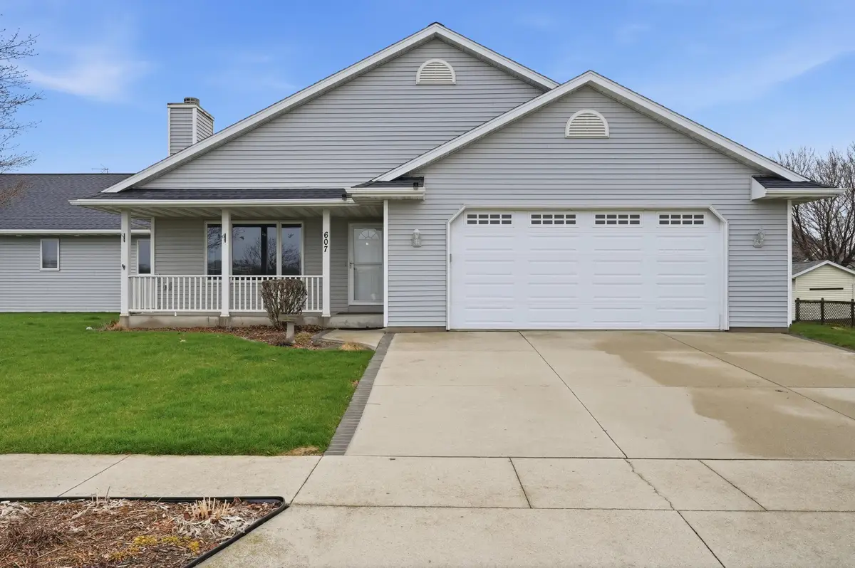 607 S 2nd St, Cedar Grove, WI 53013 - #1