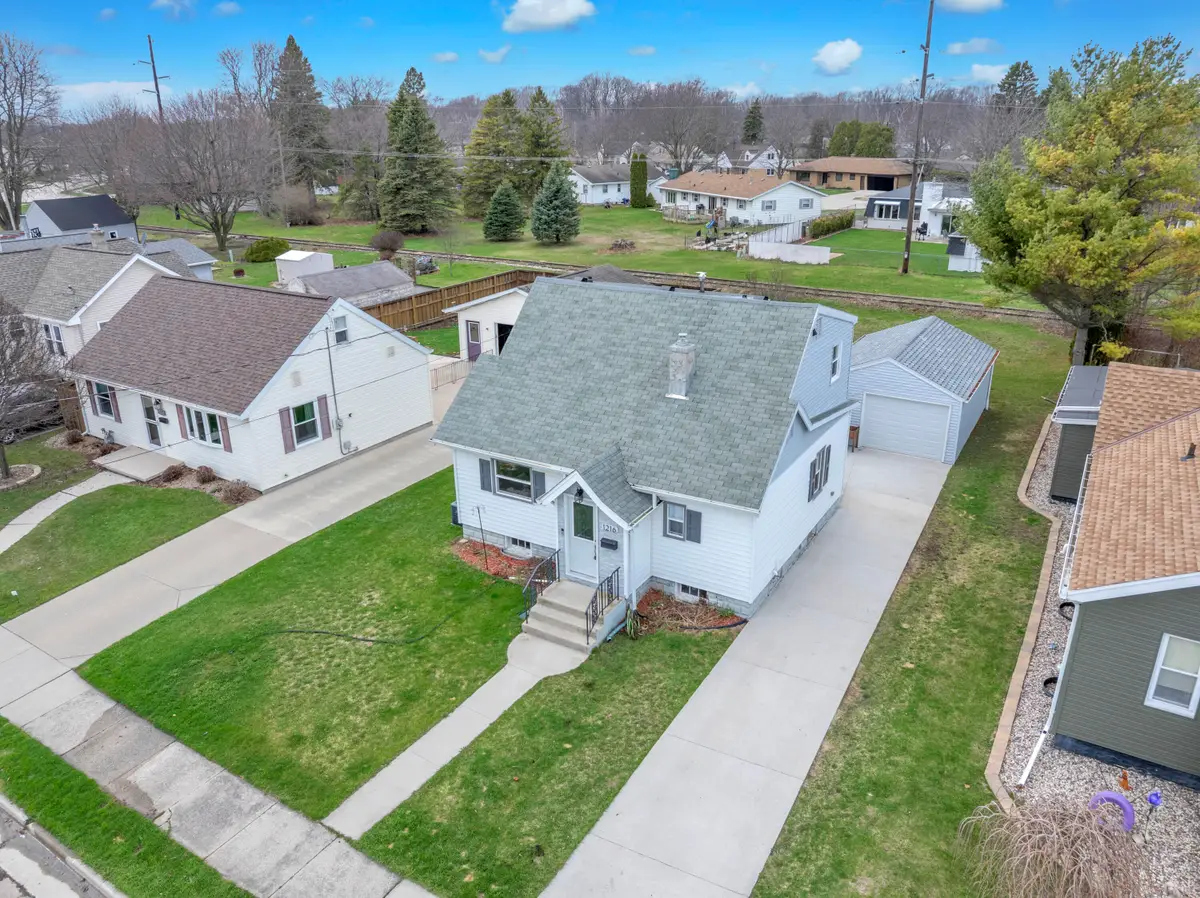 1216 Arlington Ave, Manitowoc, WI 54220 - #1