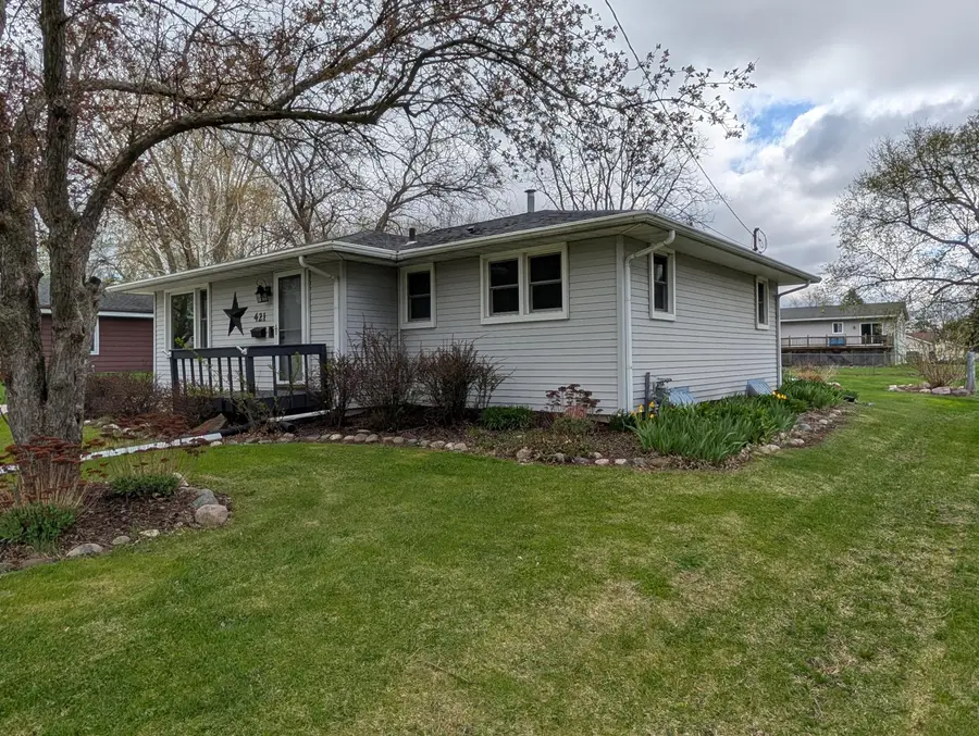 421 N Lincoln St, Elkhorn, WI 53121 - #3