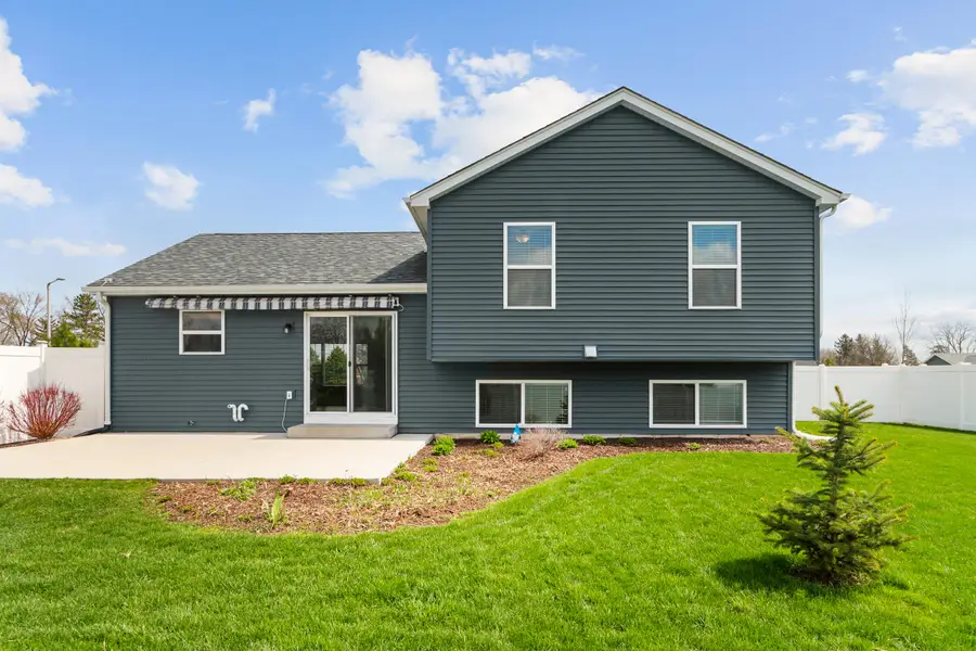 123 Spring Dr, Walworth, WI 53184 - #2
