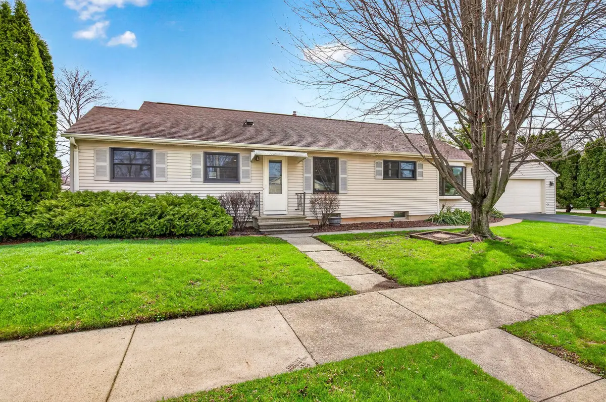 203 E Peckham St, Neenah, WI 54956 - #1