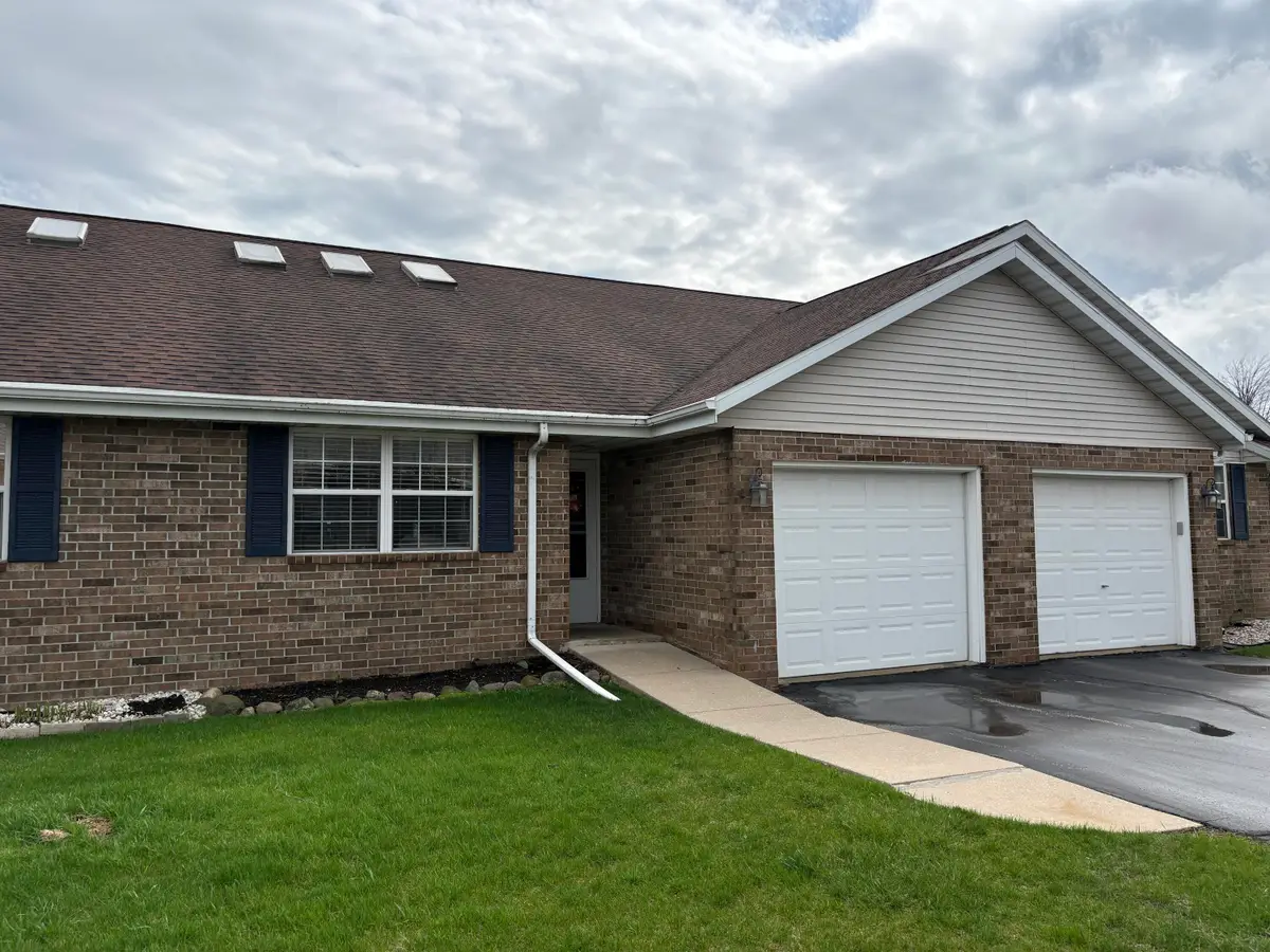 321 Davis St, Elkhorn, WI 53121 - #1