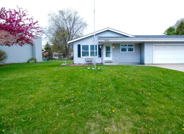 8361 S Deer Ridge Pass, Oak Creek, WI 53154