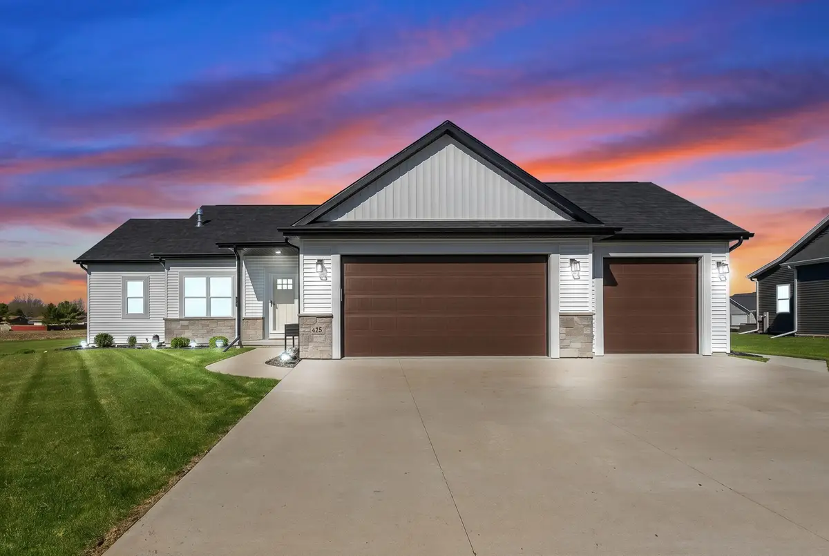 425 East St, Juneau, WI 53039 - #1