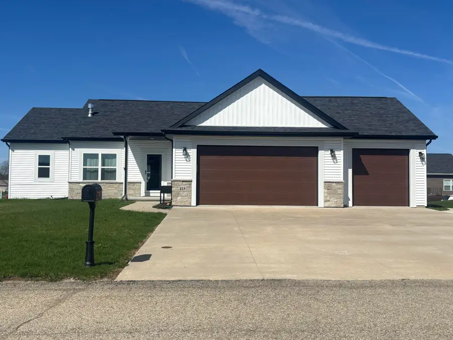 425 East St, Juneau, WI 53039 - #2