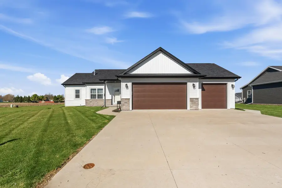 425 East St, Juneau, WI 53039 - #3