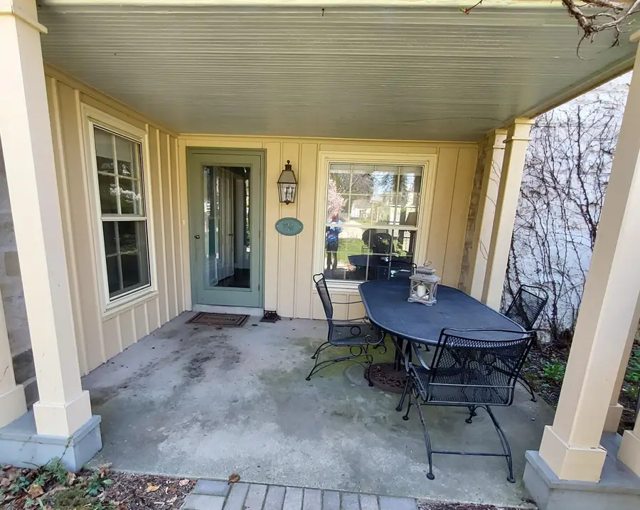 711 W Acacia Rd, Glendale, WI 53217 - #2