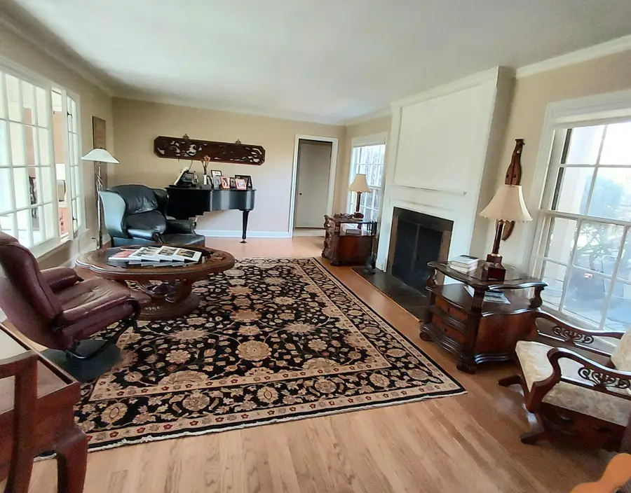 711 W Acacia Rd, Glendale, WI 53217 - #3