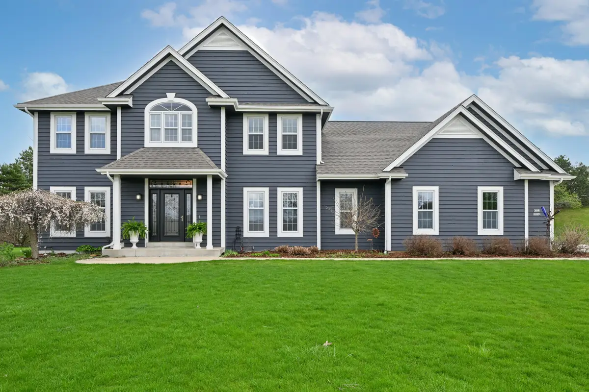 W223N3589 Ridgeside Ct, Pewaukee, WI 53072 - #1