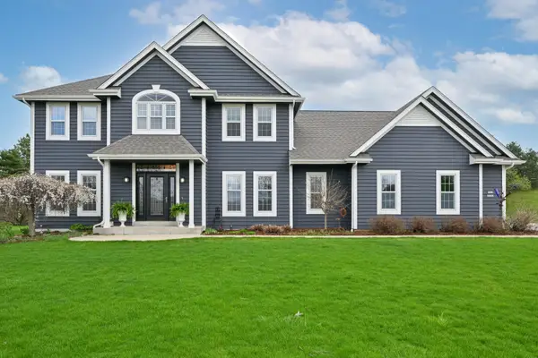 W223N3589 Ridgeside Ct, Pewaukee, WI 53072