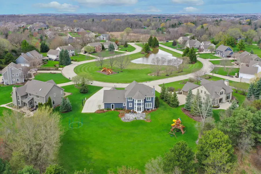 W223N3589 Ridgeside Ct, Pewaukee, WI 53072 - #2