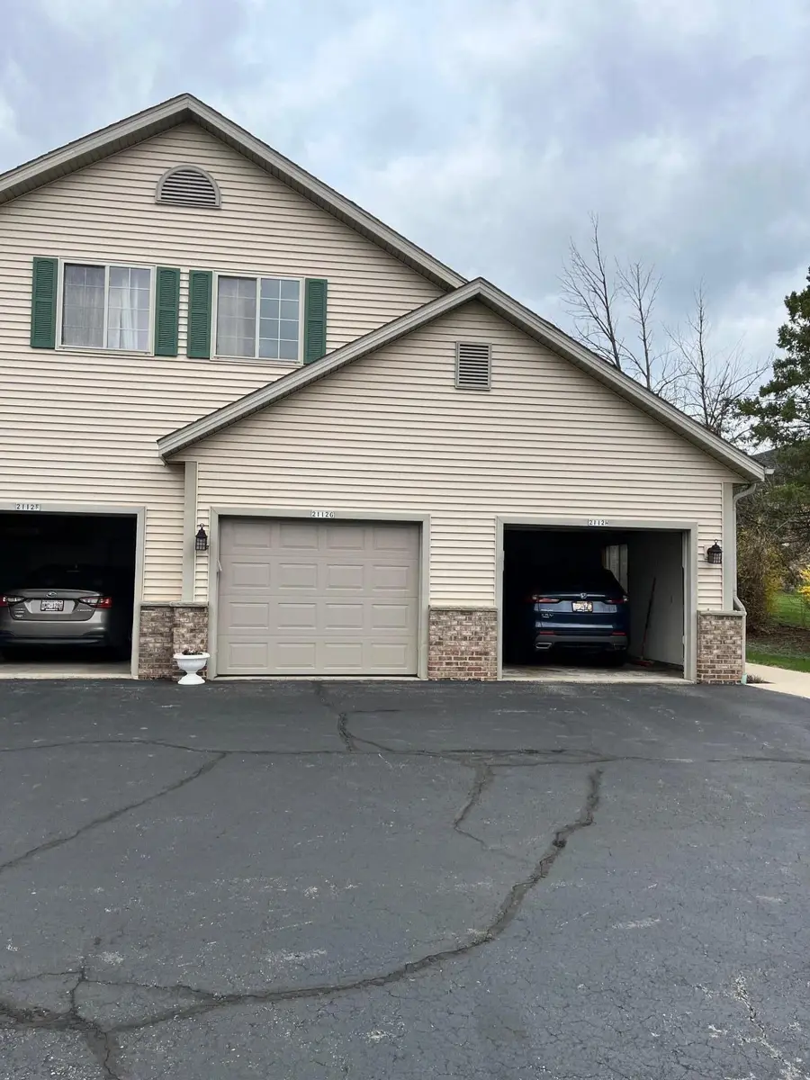 2112 Pine Ridge Ct, Grafton, WI 53024 - #2