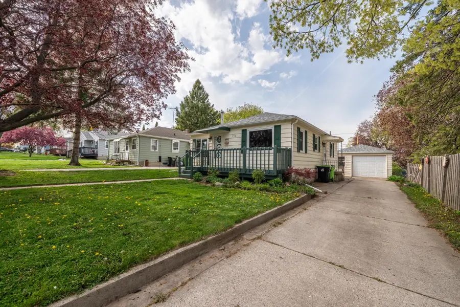 372 W Rogers St, Hartford, WI 53027 - #3