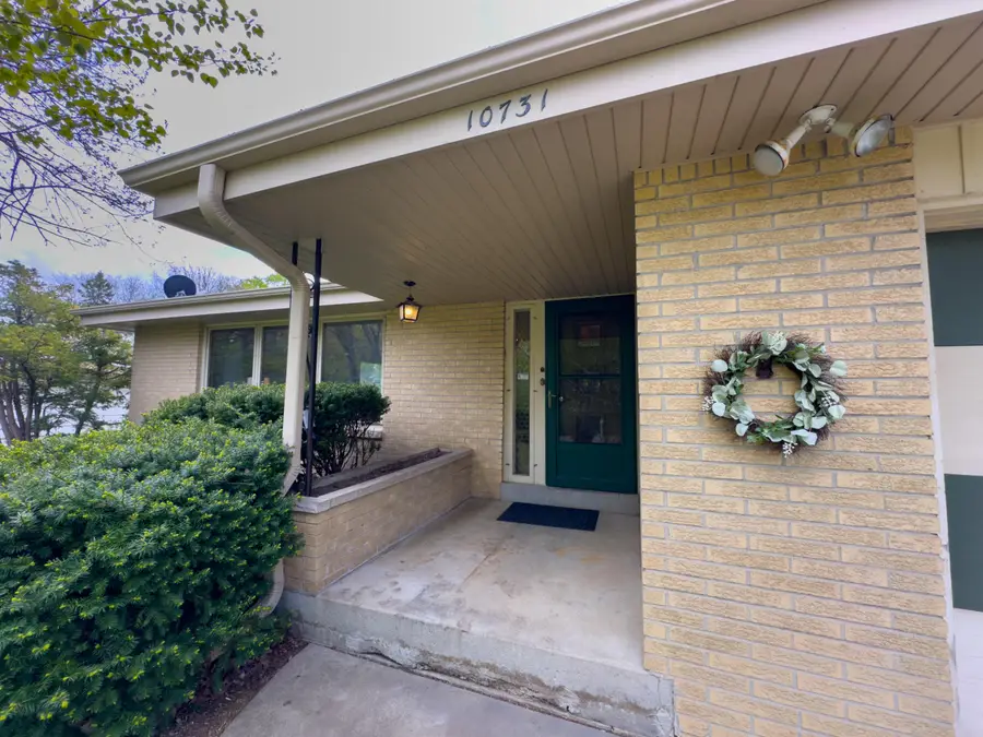 10731 W Keefe Ave, Wauwatosa, WI 53222 - #2