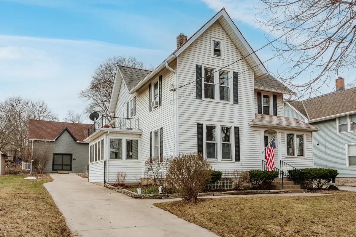 517 Mccall St, Waukesha, WI 53186 - #1