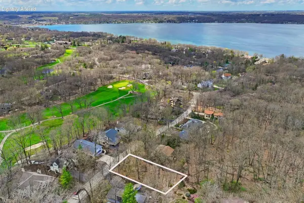 104 Saint Andrews Trl, Fontana, WI 53125