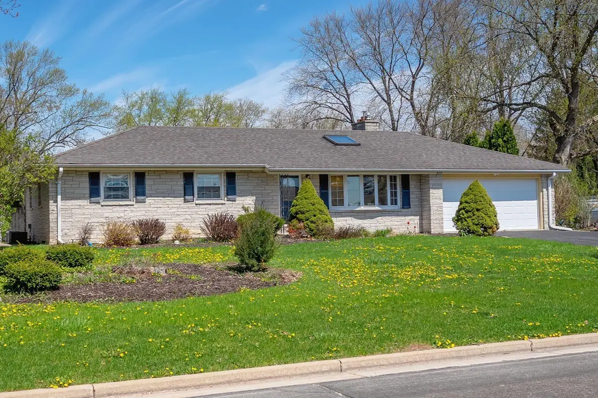 424 Andrews St, Mukwonago, WI 53149 - #1