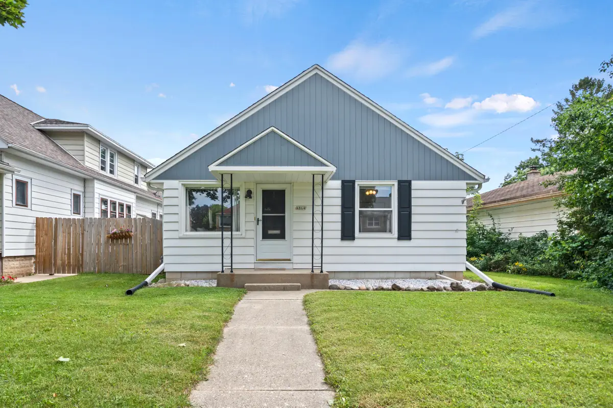 4864 N Mohawk Ave, Glendale, WI 53217 - #1