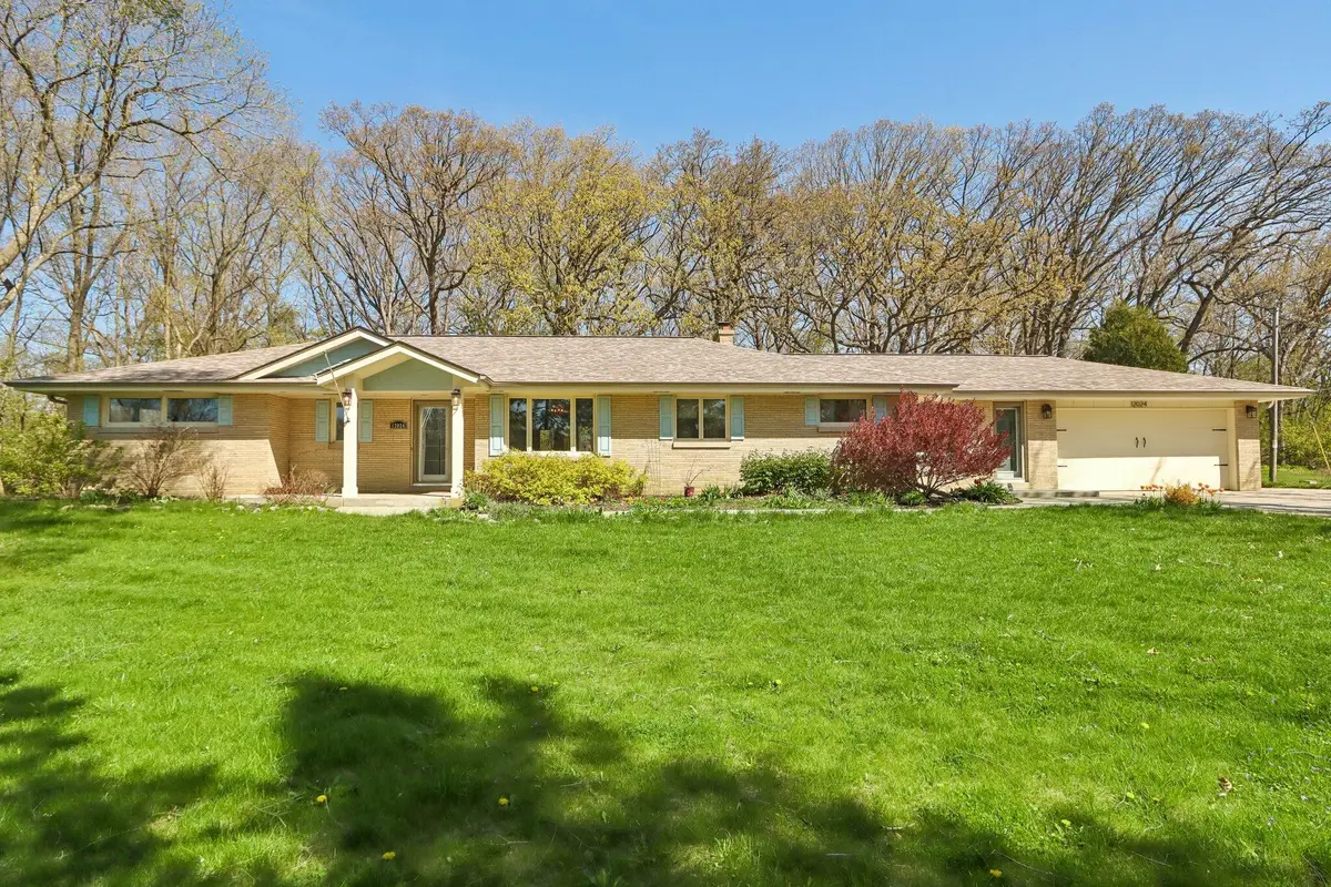12024 W Woodcrest Cir, Franklin, WI 53132 - #1