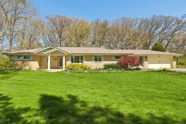 12024 W Woodcrest Cir, Franklin, WI 53132