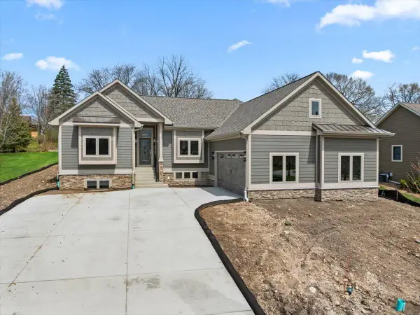 1508 Highlandview Dr, West Bend, WI 53095