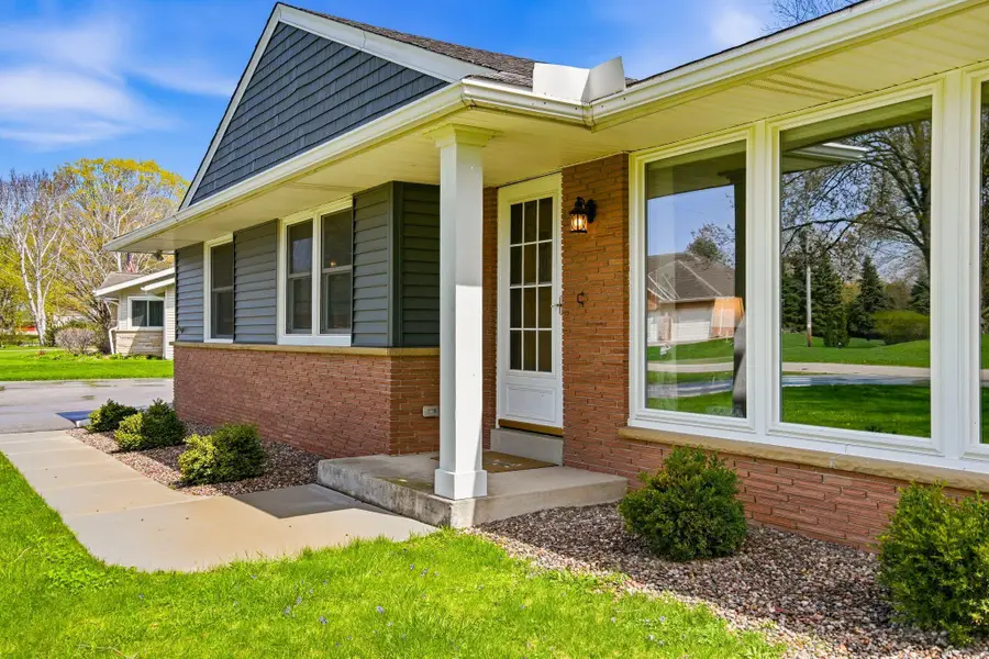 W228N3952 Crescent Dr, Pewaukee, WI 53072 - #2