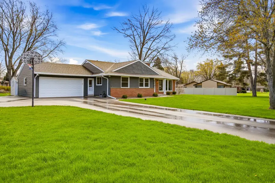 W228N3952 Crescent Dr, Pewaukee, WI 53072 - #3