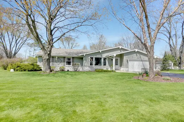 W332N5447 Solveson Dr, Merton, WI 53058