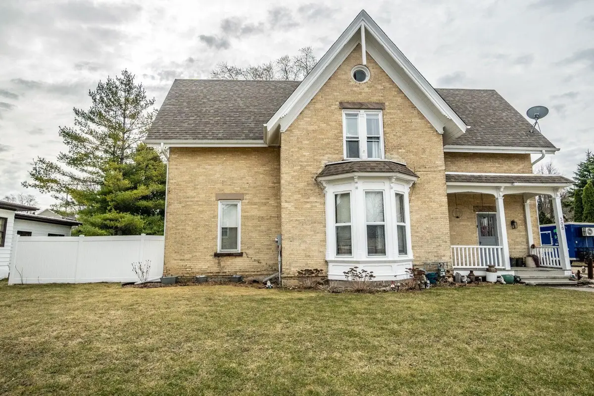 308 Kettle Moraine S Dr, Slinger, WI 53086 - #1