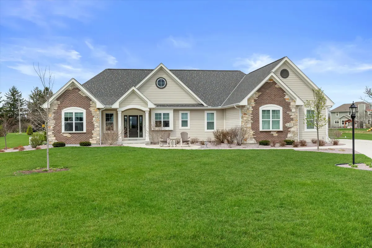 W279N8379 Hunter Ct, Hartland, WI 53029 - #1