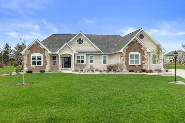 W279N8379 Hunter Ct, Hartland, WI 53029