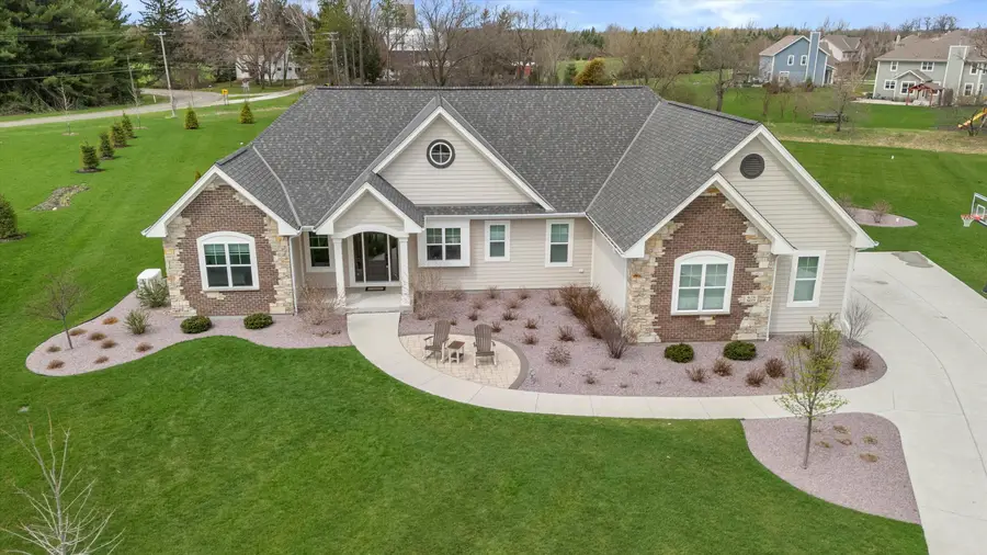 W279N8379 Hunter Ct, Hartland, WI 53029 - #2