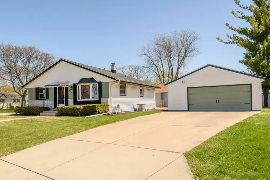 5605 W Bottsford Ave, Greenfield, WI 53220 - #2