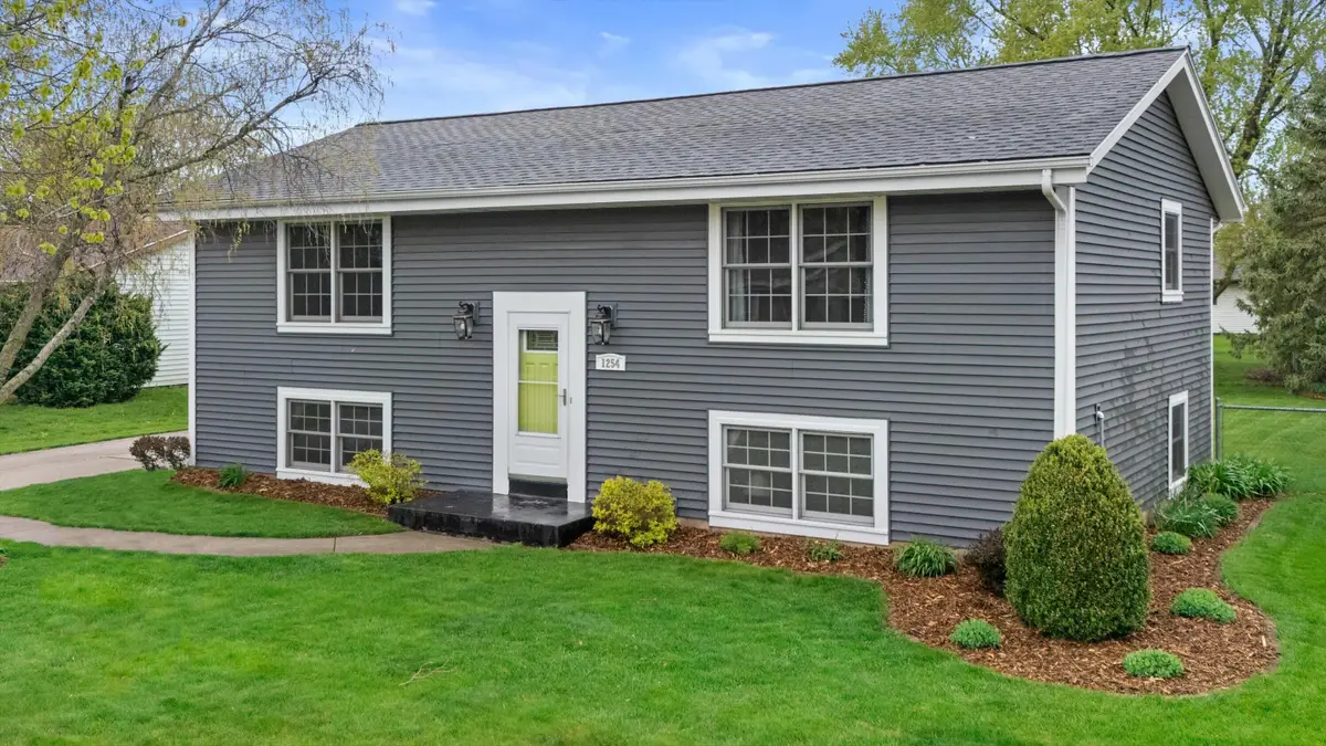 1254 Market Pl, Waukesha, WI 53189 - #1