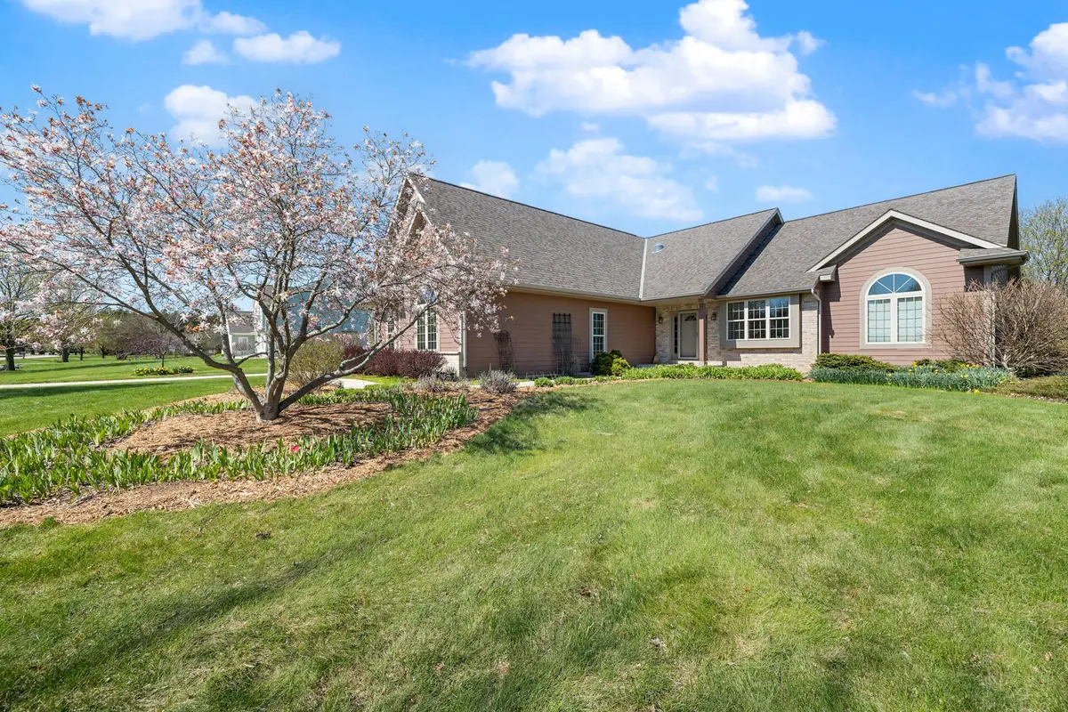 210 Hunters Xing S, Slinger, WI 53086 - #1