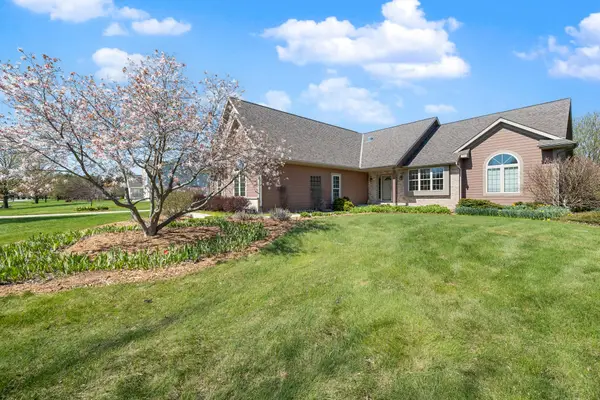 210 Hunters Xing S, Slinger, WI 53086