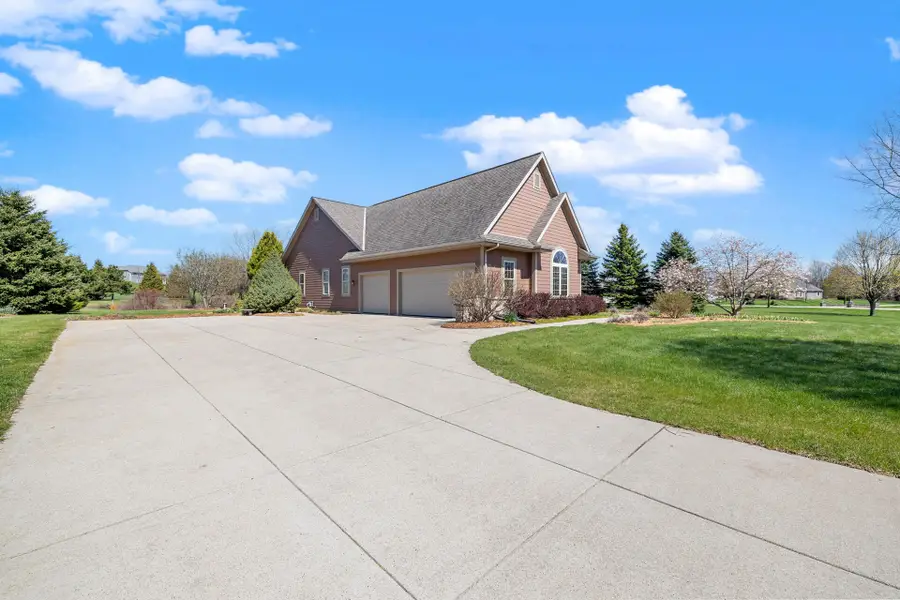 210 Hunters Xing S, Slinger, WI 53086 - #2