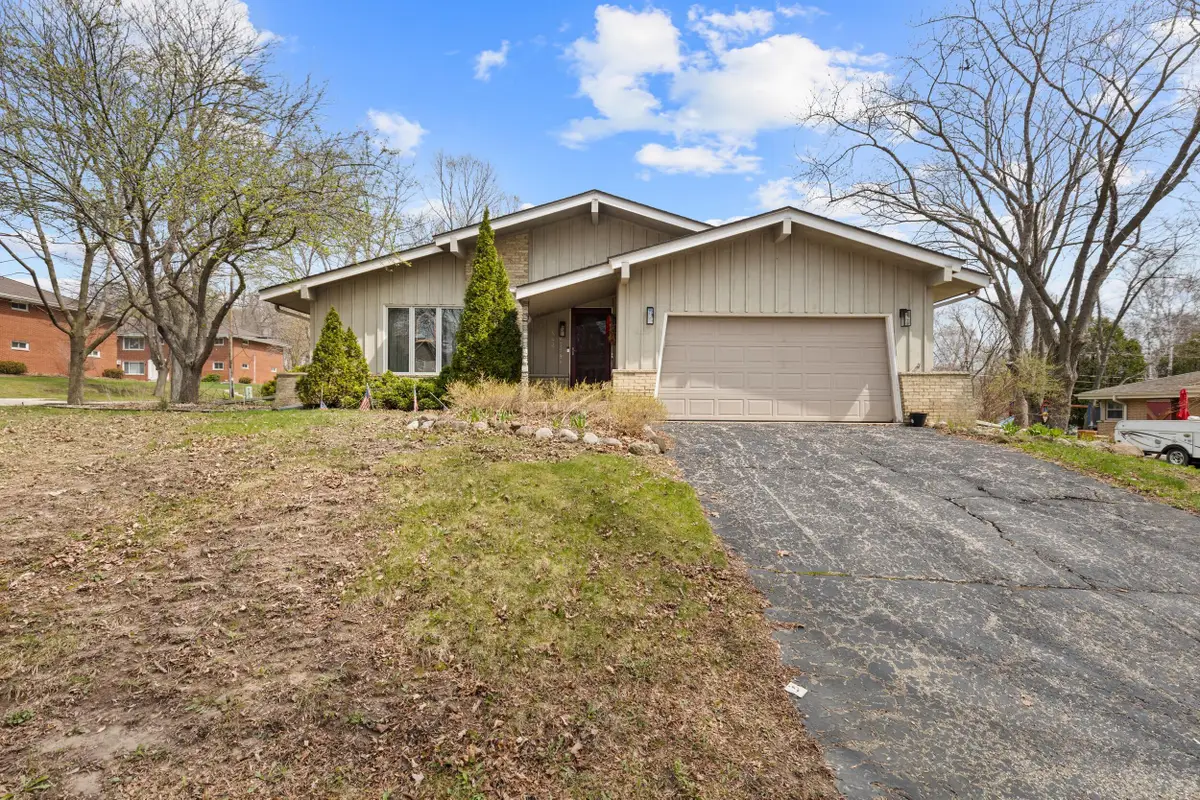 N42W5598 Wilshire Dr, Cedarburg, WI 53012 - #1