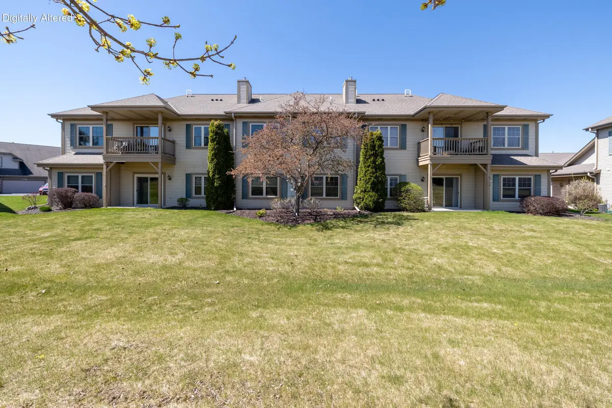 N55W17164 Ravenwood Dr, Menomonee Falls, WI 53051 - #1