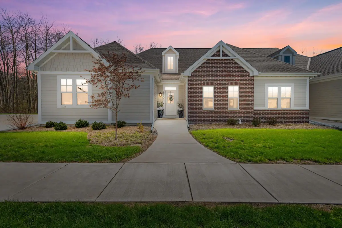 2165 W Colonial Woods Dr, Oak Creek, WI 53154 - #1