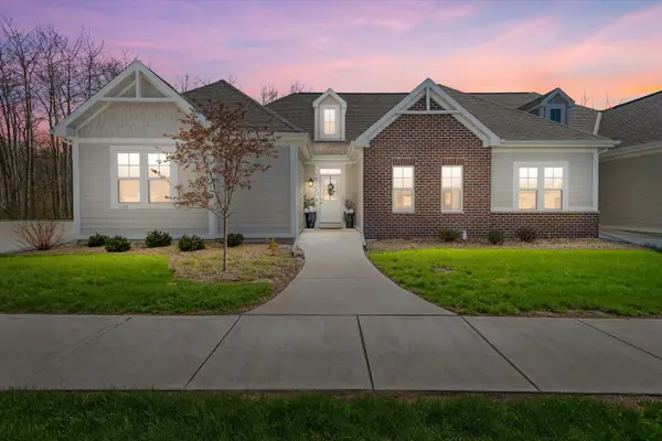 2165 W Colonial Woods Dr, Oak Creek, WI 53154