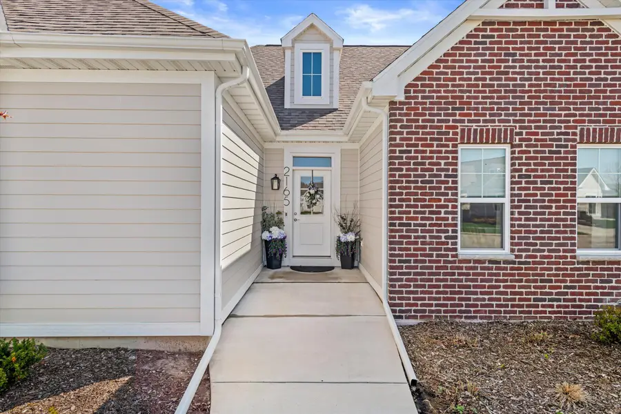 2165 W Colonial Woods Dr, Oak Creek, WI 53154 - #2