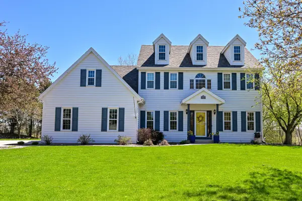 W262N2438 Deer Haven Dr, Pewaukee, WI 53072