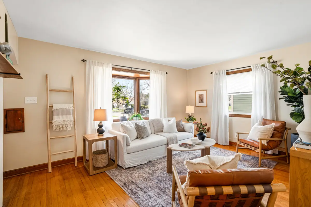 129 E Ohio Ave, Milwaukee, WI 53207 - #1