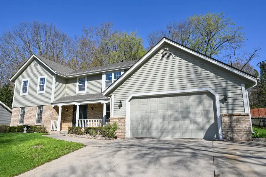 822 S Comanche Ln, Waukesha, WI 53188 - #2